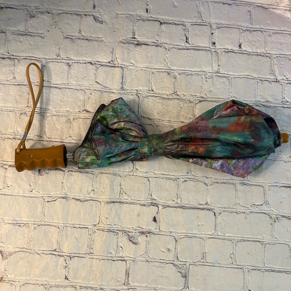 VINTAGE SALAMANDER (1992) POLYESTER WATERCOLOR PRINT WOOD HANDLE UMBRELLA - Picture 1 of 16